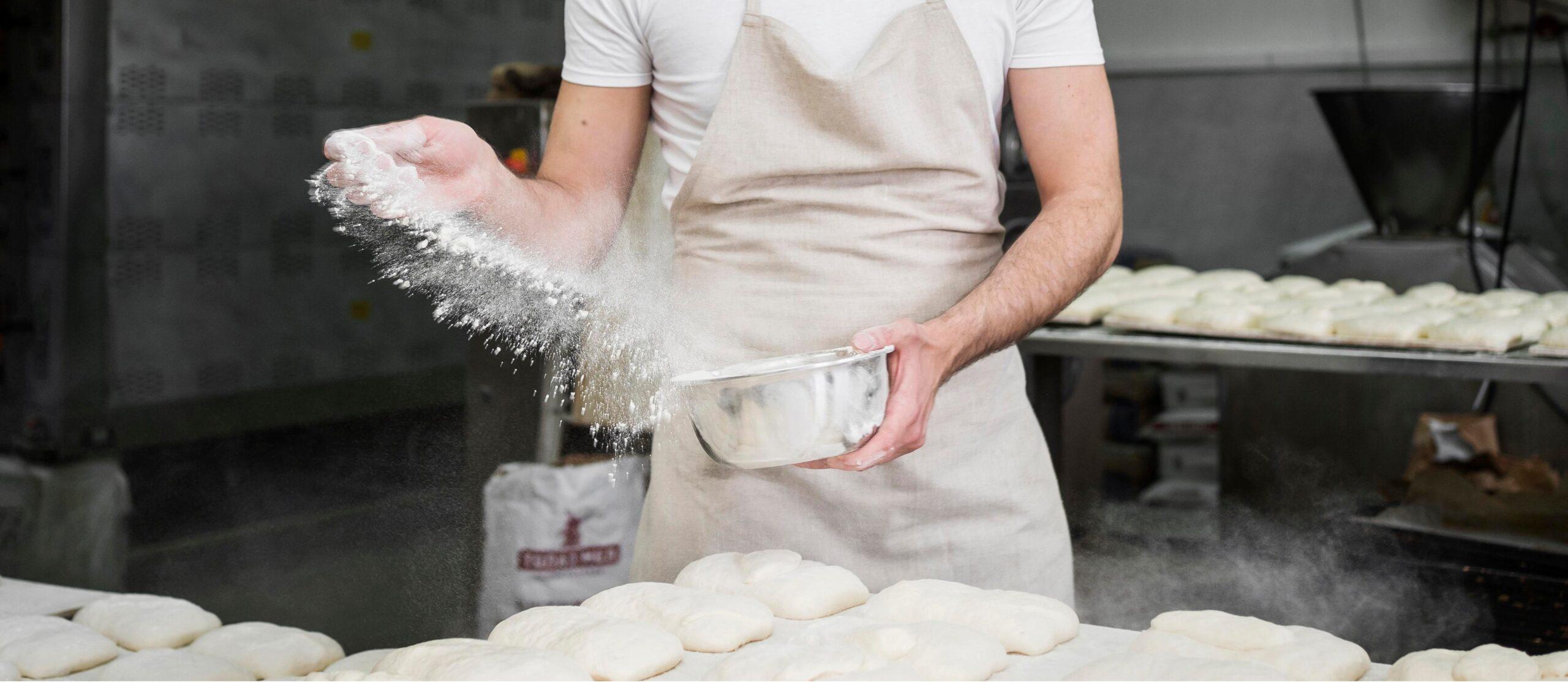 Les clés du succès DE la SOMADIR -  Boulanger en train de préparer la pâte dans une boulangerie.