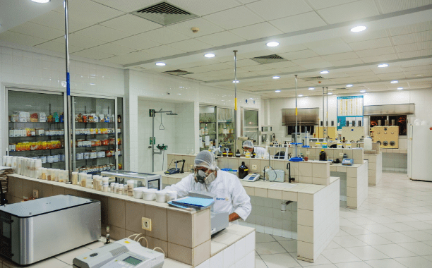 <p><strong>La SOMADIR, un gage de qualité, depuis 1938.</strong></p>
<ul>
<li>Proposer des produits innovants dans le respect des dispositions légales et règlementaires.</li>
<li>Satisfaire nos clients par l’amélioration continue des prestations en se basant sur l’écoute active de leurs attentes</li>
<li>Améliorer les processus internes afin d’atteindre l’efficience</li>
<li>Développer nos parts de marché</li>
<li>Nous ouvrir à l’international</li>
</ul>
